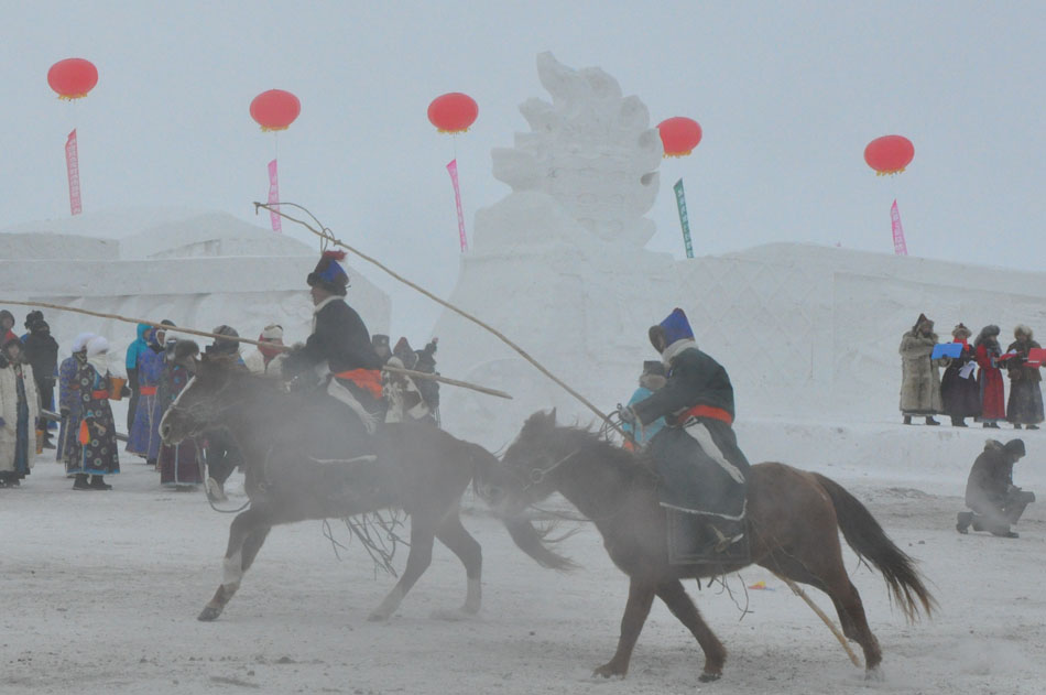 Photo taken on Dec. 24 shows performances at the opening ceremony of 2012 Inner Mongolia Winter Ice and Snow Nadam Fair as well as the Fire Sacrifice Festival of Chenbaerhu Grassland in Hulun Buir, north China's Inner Mongolia Autonomous Region. (People's Daily Online/Zeng Shurou)