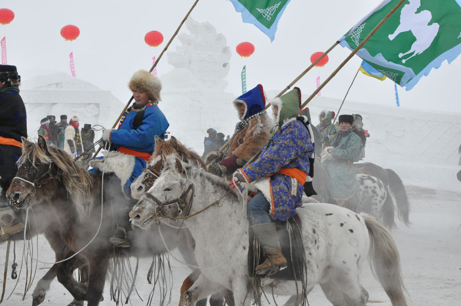 Photo taken on Dec. 24 shows performances at the opening ceremony of 2012 Inner Mongolia Winter Ice and Snow Nadam Fair as well as the Fire Sacrifice Festival of Chenbaerhu Grassland in Hulun Buir, north China's Inner Mongolia Autonomous Region. (People's Daily Online/Zeng Shurou)