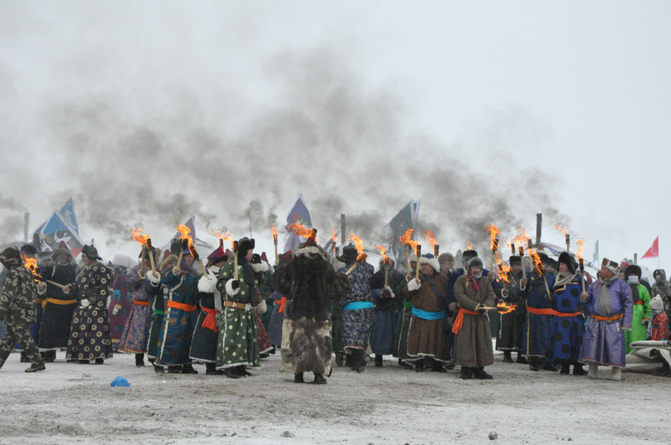 A ceremony is held to pay sacrifices to fire at the opening ceremony of 2012 Inner Mongolia Winter Ice and Snow Nadam Fair as well as the Fire Sacrifice Festival of Chenbaerhu Grassland in Hulun Buir, north China's Inner Mongolia Autonomous Region on Dec. 24, 2012. (People's Daily Online/Zeng Shurou)