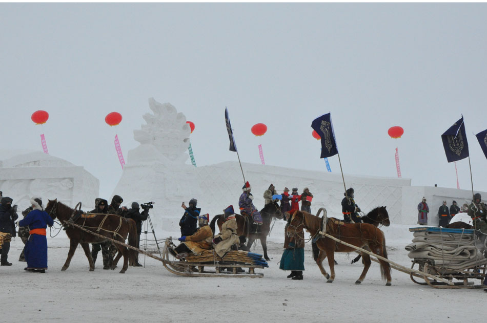 Photo taken on Dec. 24 shows performances at the opening ceremony of 2012 Inner Mongolia Winter Ice and Snow Nadam Fair as well as the Fire Sacrifice Festival of Chenbaerhu Grassland in Hulun Buir, north China's Inner Mongolia Autonomous Region. (People's Daily Online/Zeng Shurou)