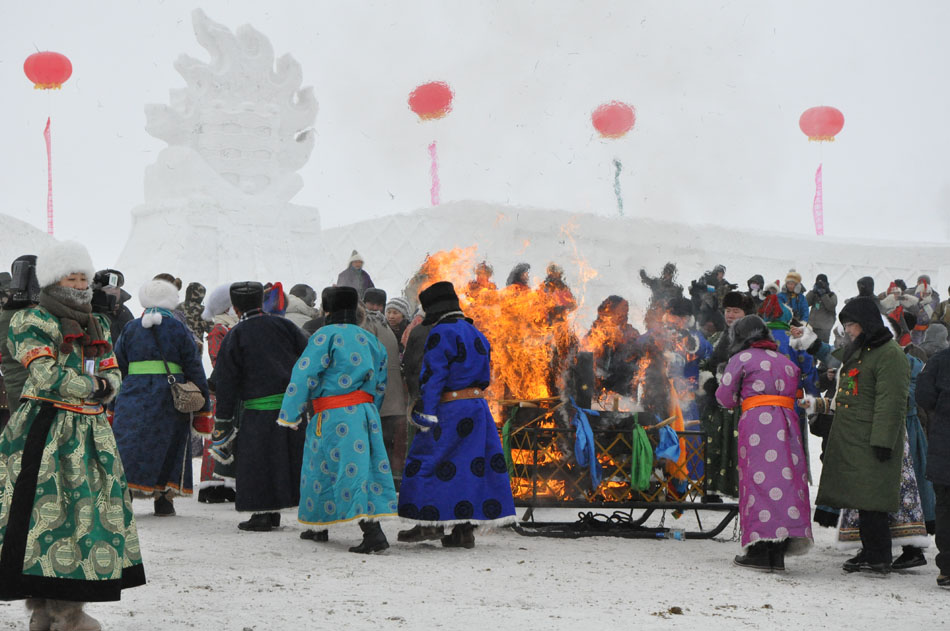 A ceremony is held to pay sacrifices to fire at the opening ceremony of 2012 Inner Mongolia Winter Ice and Snow Nadam Fair as well as the Fire Sacrifice Festival of Chenbaerhu Grassland in Hulun Buir, north China's Inner Mongolia Autonomous Region on Dec. 24, 2012. (People's Daily Online/Zeng Shurou)