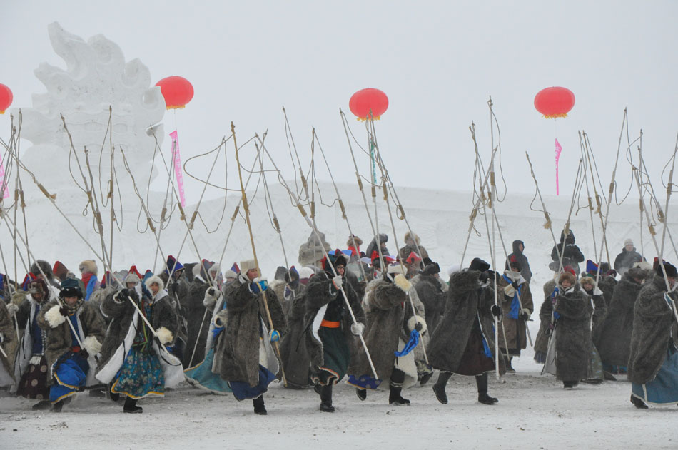 Photo taken on Dec. 24 shows performances at the opening ceremony of 2012 Inner Mongolia Winter Ice and Snow Nadam Fair as well as the Fire Sacrifice Festival of Chenbaerhu Grassland in Hulun Buir, north China's Inner Mongolia Autonomous Region. (People's Daily Online/Zeng Shurou)