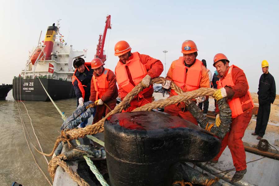 Ganyu Port hosts its first cargo ship "Jinze" from Hong Kong on December 24. (Xinhua/Si Wei)