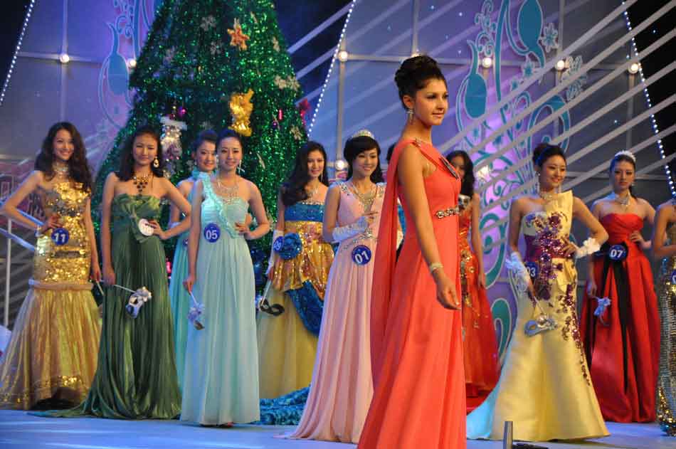 Contestants compete at the 9th China, Russia and Mongolia International Beauty Pageant which is held in Manzhouli, Hulun Buir city in north China's Inner Mongolia Autonomous Region on the evening of Dec. 24, 2102. (People's Daily Online/Zeng Shurou)