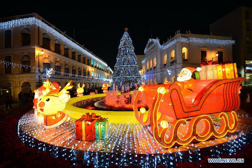 Christmas decorations and lights are seen at the Senado Square in south China's Macao, Dec. 24, 2012. (Xinhua/Cheong Kam Ka)