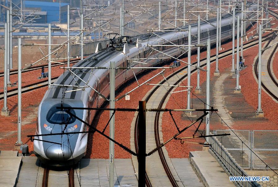 A bullet train from Guangzhou, capital of south China's Guandong Province, enters the Zhengzhou East Railway Station in Zhengzhou, capital of central China's Henan Province, Dec. 25, 2012. (Xinhua/Wang Song) 