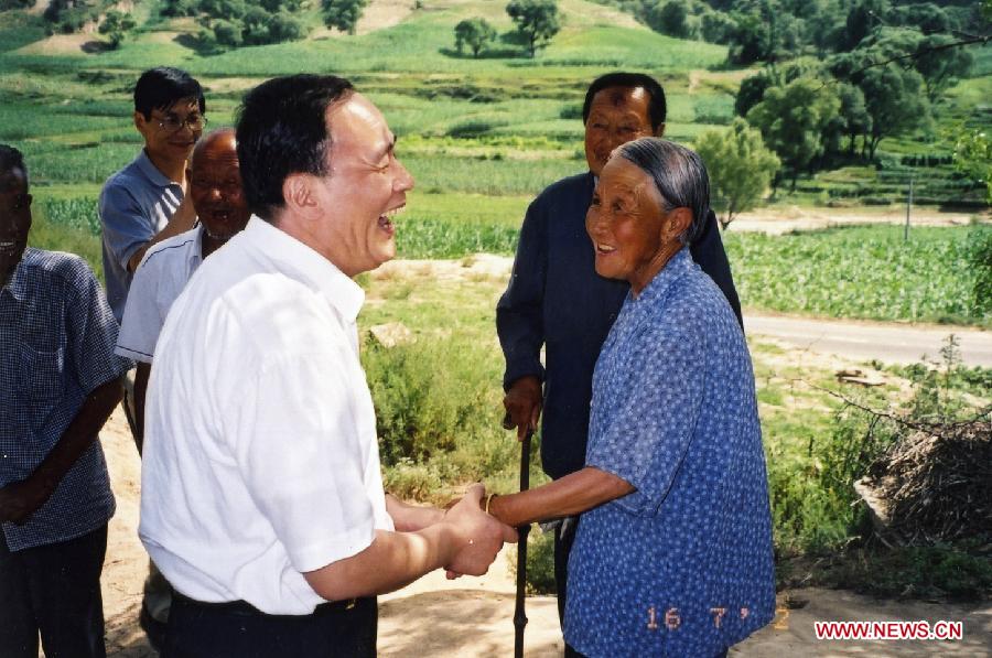 File photo taken on Jan. 7, 2003 shows Wang Qishan (L, front) visits local residents with financial difficulties in Lingshui County, south China's Hainan Province. (Xinhua) 