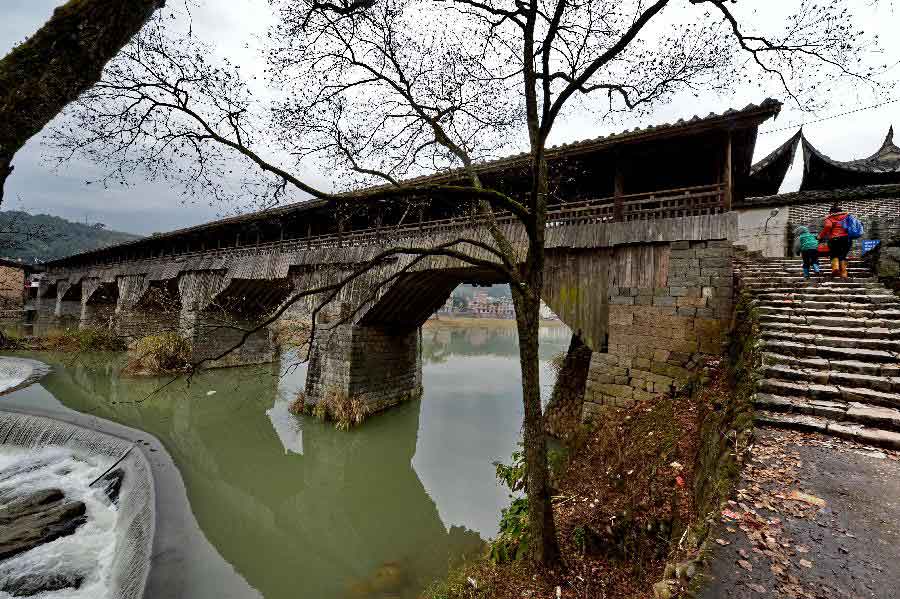 Wan'an Bridge, a timber arch lounge bridge, is seen in Changqiao Village of Pingnan County, southeast China's Fujian Province, Dec. 21, 2012.  (Xinhua/Zhang Guojun) 