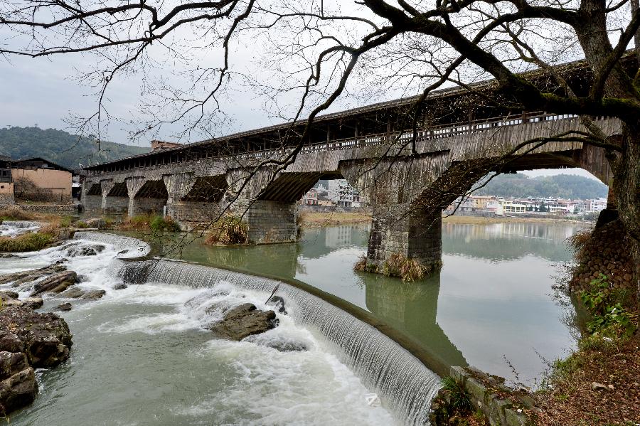 Wan'an Bridge, a timber arch lounge bridge, is seen in Changqiao Village of Pingnan County, southeast China's Fujian Province, Dec. 21, 2012.  (Xinhua/Zhang Guojun) 