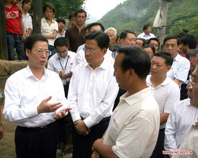 File photo taken on June 18, 2008 shows Zhang Gaoli (1st L) discusses post-disaster reconstruction work with local officials at Wulipo Group in Kangjiadong Village of Hanyuan Township in Ningqiang County, northwest China's Shaanxi Province. Ningqiang County was one of the hardest hit areas during the Wenchuan earthquake and Tianjin's pairing-assistance area. (Xinhua/Liu Shuyun) 