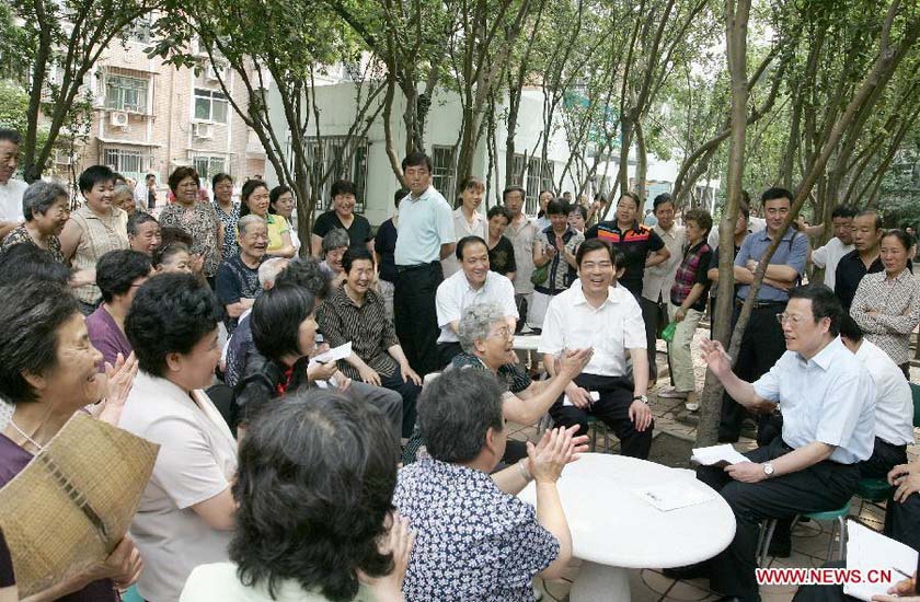 File photo taken on June 26, 2008 shows Zhang Gaoli (R) seeks advice on 20 projects concerning people's livelihood and the work of Tianjin Municipal Committee of the Communist Party of China (CPC) from citizens at the Teachers Village Community on the Yuexiulu Street in Hexi District of north China's Tianjin Municipality. (Xinhua/Song Ziming)