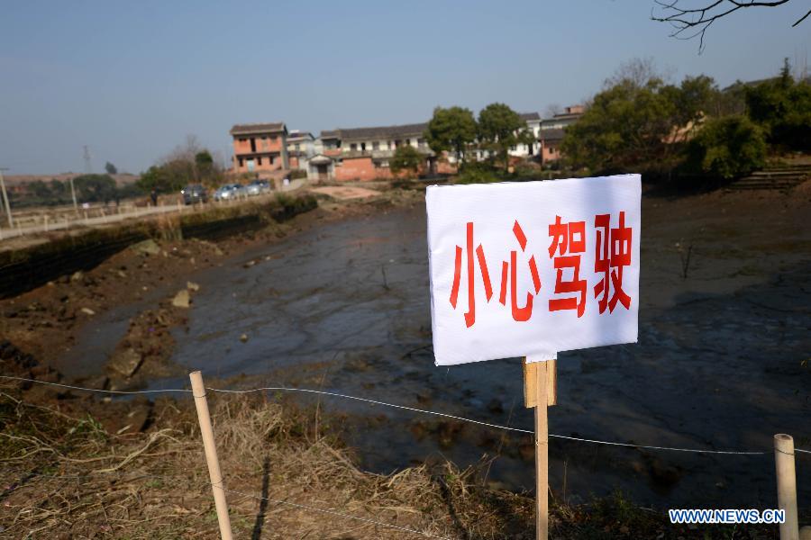Photo taken on Dec. 25, 2012 shows the warning board, which says "Please drive carefully", at the accident site in Guixi, east China's Jiangxi Province.