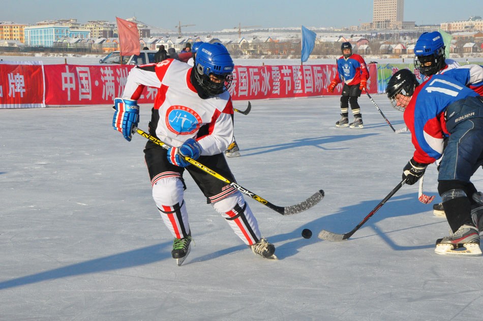 Youths from China and Russia participate in a Sino-Russian youth ice hockey friendly match in North Lake Park in Manzhouli, Inner Mongolia, north China.(Photo by Zeng Shurou/ People's Daily Online)