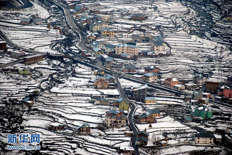 The snowscape in a valley in India on Dec. 16, 2012. (Xinhua/AFP photo)