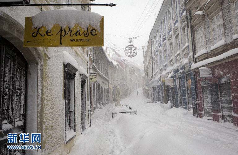 Streets are covered with heavy snow in Zagreb, Croatia on Dec 12, 2012. (Xinhua/AP photo)