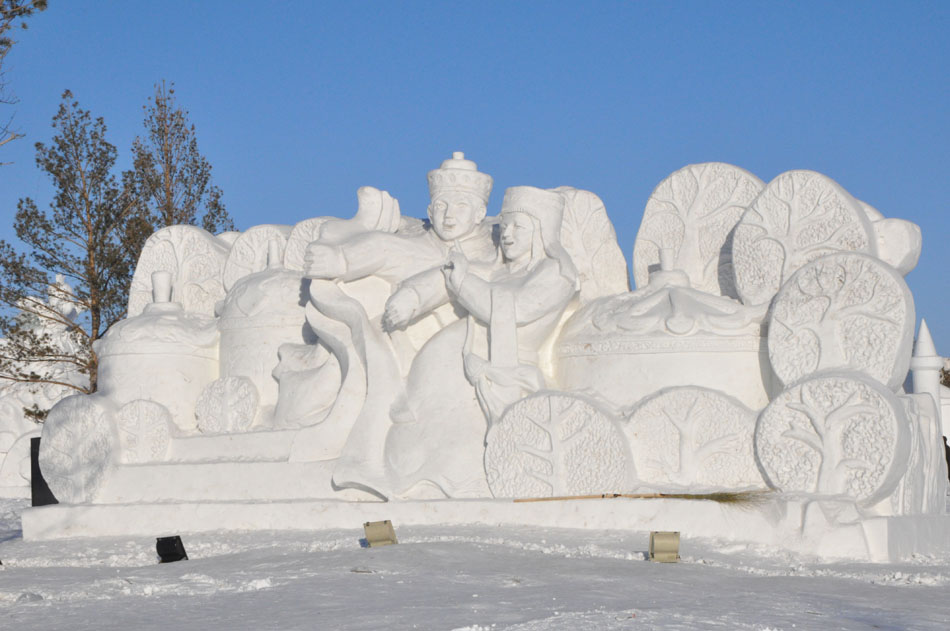 Photo shows a snow sculpture in the theme park of the 14th China-Russia-Mongolia International Ice and Snow Festival in Manzhouli, Hulun Buir in north China's Inner Mongolia Autonomous Region on December 25. (People's Daily Online/Zeng Shurou)