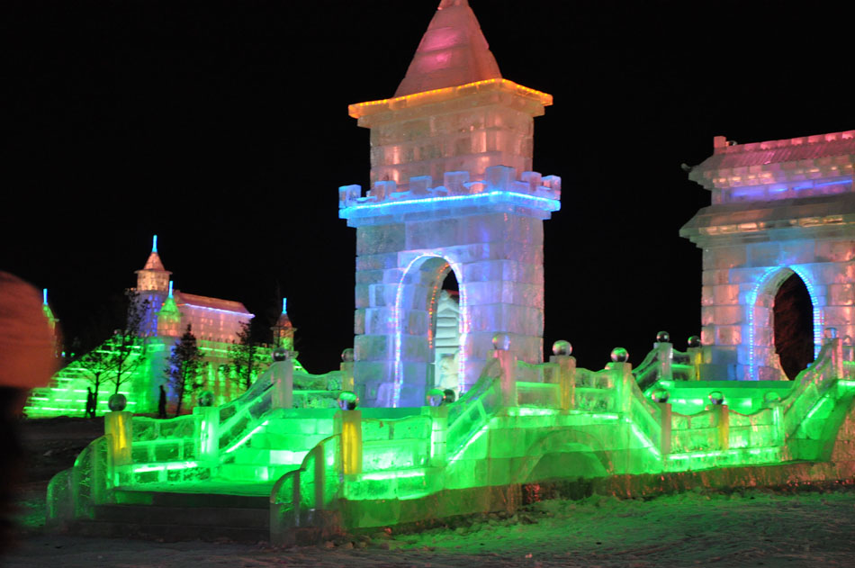 Photo shows ice sculptures in the theme park of the 14th China-Russia-Mongolia International Ice and Snow Festival in Manzhouli, Hulun Buir in north China's Inner Mongolia Autonomous Region on December 25. (People's Daily Online/Zeng Shurou)