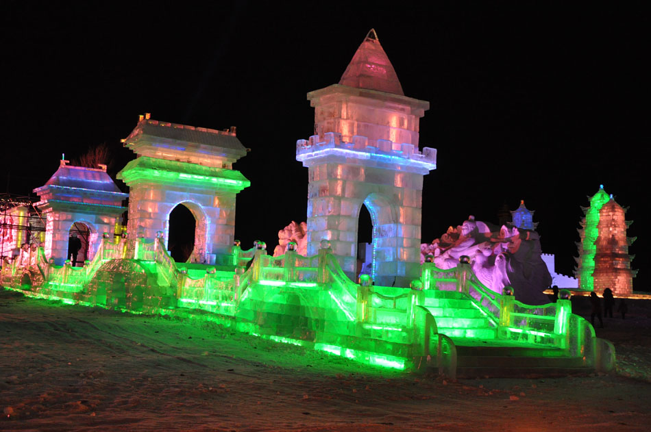 Photo shows ice sculptures in the theme park of the 14th China-Russia-Mongolia International Ice and Snow Festival in Manzhouli, Hulun Buir in north China's Inner Mongolia Autonomous Region on December 25. (People's Daily Online/Zeng Shurou)