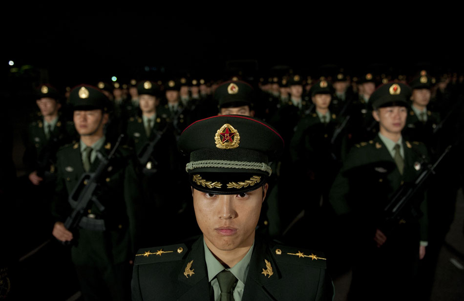 Soldiers of the Chinese People's Liberation Army (PLA) are seen in the rotation ceremony in Hong Kong, Nov. 25, 2012. (Xinhua/Lv Xiaowei)