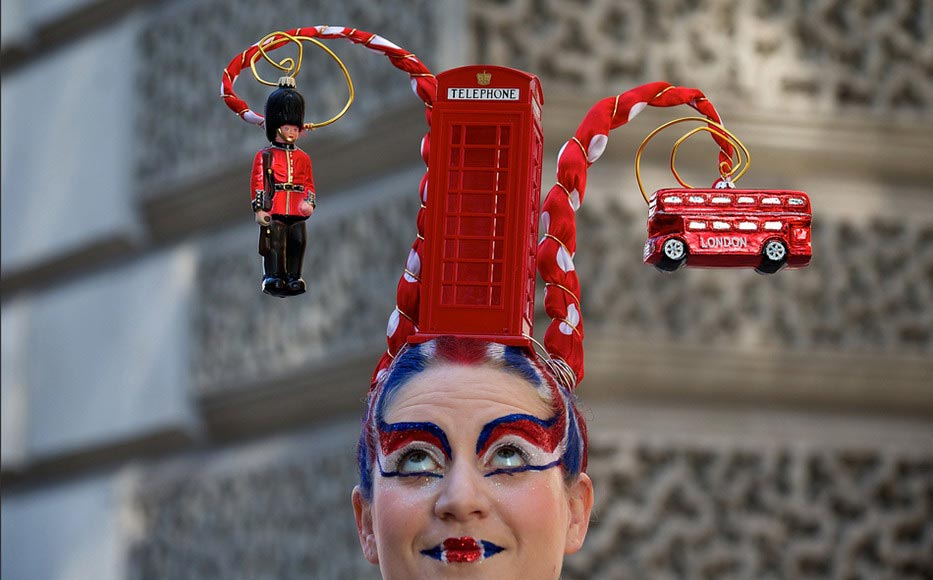 An actress of a Spanish street theater poses her new stylish hair for a photo in London, U.K. on Aug 9, 2012. (AFP/Andrew Cowie)