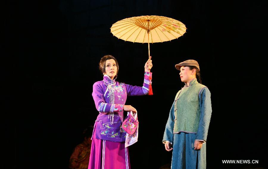 Actress Liu Xiaoqing (L) performs during a stage drama, which tells a story of famous courtesan Sai Jinhua, a legendary but controversial figure in the late Qing Dynasty (1644-1911), in Nanjing, capital of east China's Jiangsu Province, Dec. 25, 2012. (Xinhua) 