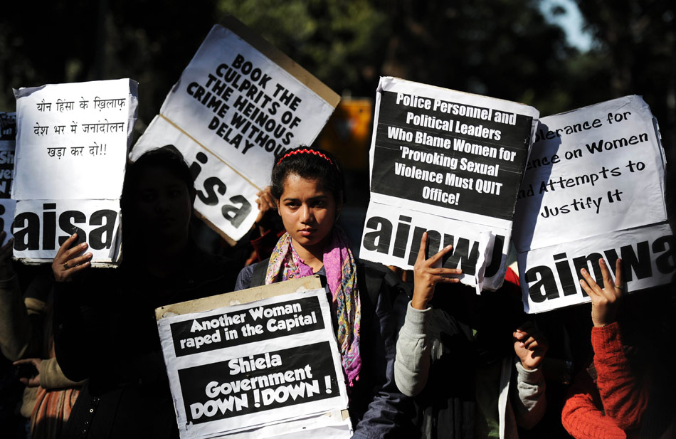 People protest outside the official residence of the Delhi chief minister Dikshit in New Delhi, India, Dec. 19, 2012. There was continuing anger over last week's horrific gang-rape of a 23-year-old medical student by six people on a moving bus in the city. (Xinhua/AFP)