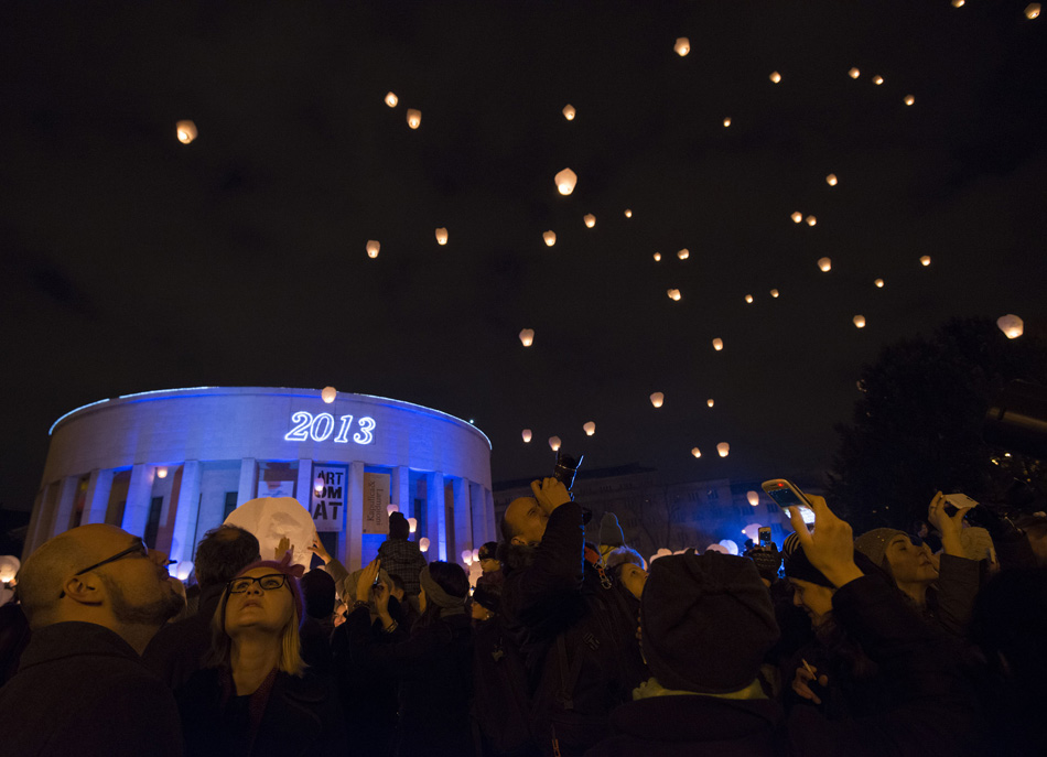 Thousands of Croatian people fly the sky lanterns on the Zagreb art square to express New Year’s wishes. (Photo/Xinhua)