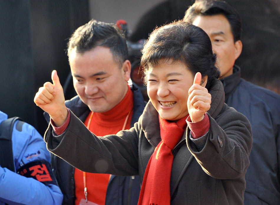 Park Geun-hye of South Korea's ruling Saenuri Party attends an election campaign in Suwon, South Korea on Dec. 17, 2012. （Xinhua/AFP）