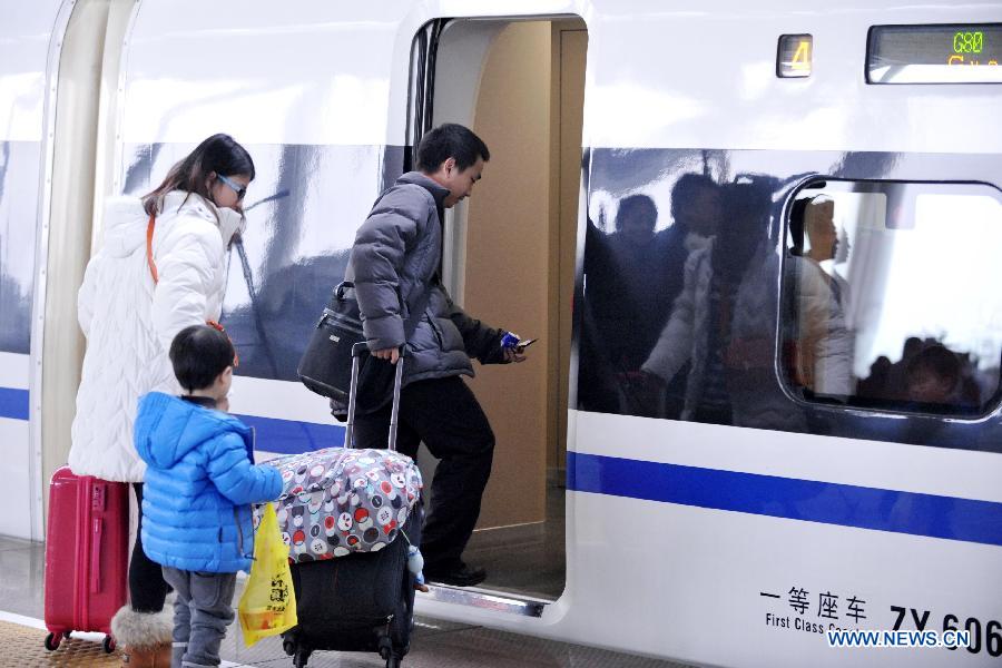 Passengers board bullet train G80 to leave for Beijing, capital of China, from the Guangzhou South Railway Station in Guangzhou, capital of south China's Guangdong Province, Dec. 26, 2012.(Xinhua/Chen Yehua)