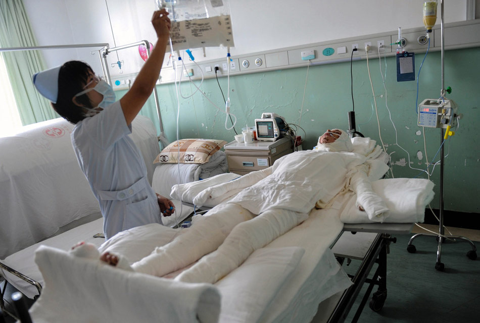 Luo Jie receives the medical treatment in ICU of Taizhou hospital on Sept. 11, 2012. 
