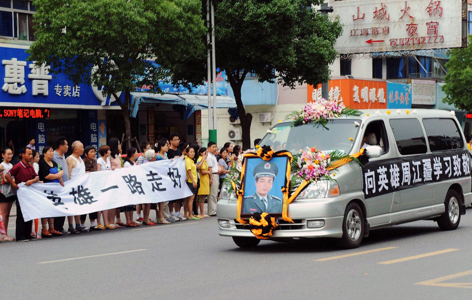 People come to bid farewell to Zhou Jiangjiang at his funeral on July 6, 2012. 