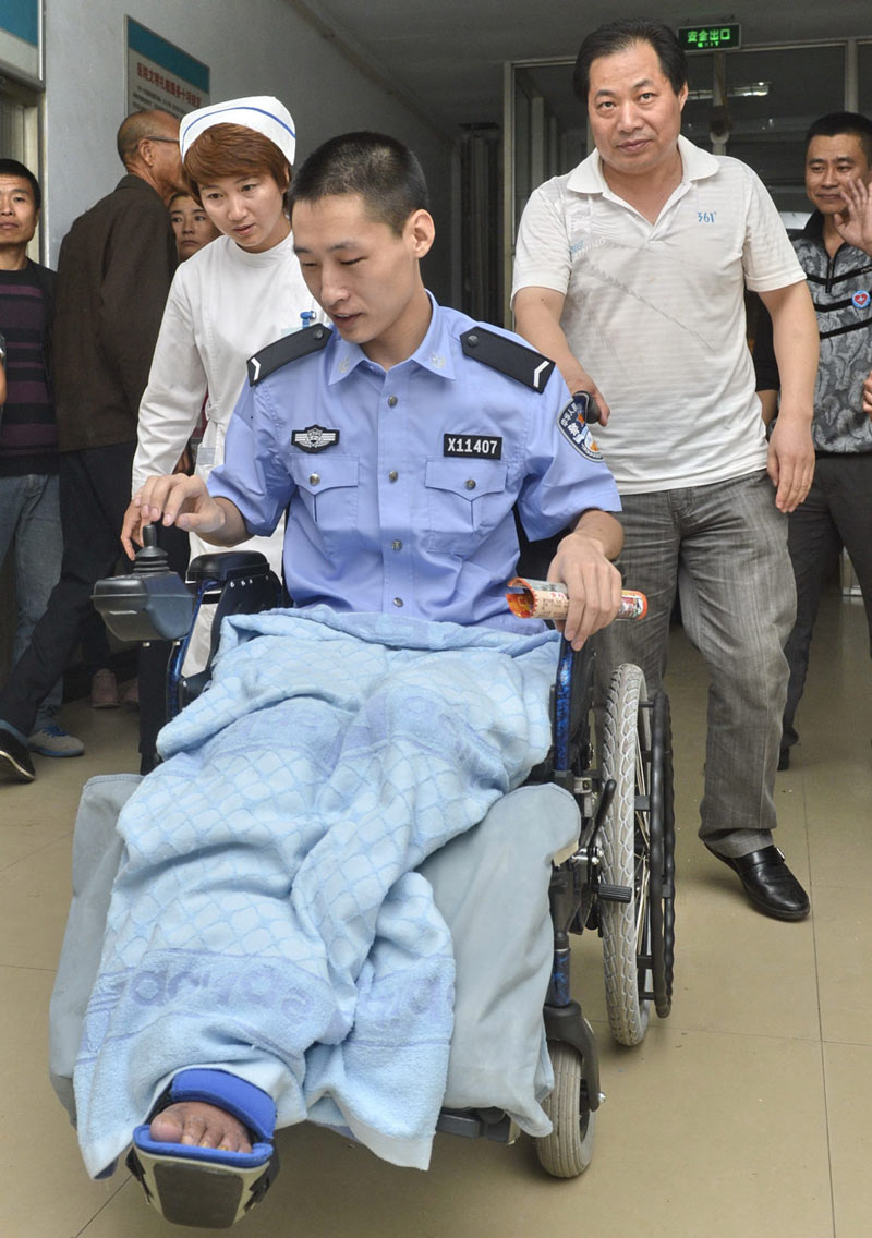 Li Boya, who just passes the crucial and recovery period, moves around with the help of a wheel chair.
