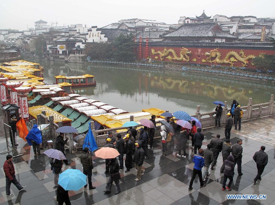 Citizens view a snow-covered scenic spot in Nanjing, capital of east China's Jiangsu Province, Dec. 26, 2012. Many parts of Jiangsu saw a snowfall on Wednesday. (Xinhua) 