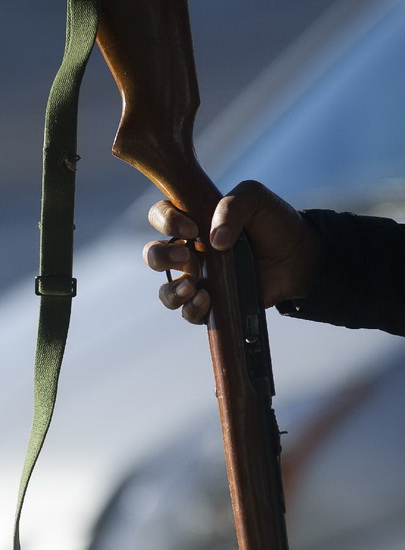 A policeman checks a reclaimed rifle in Los Angeles, the U.S., on Dec. 26, 2012. Los Angeles police reclaimed guns here on Wednesday in response to the Dec. 14 school massacre in Newtown, Connecticut. Locals who handed in their guns could get cash coupon in return. (Xinhua/Yang Lei) 