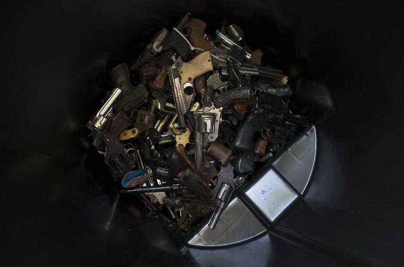 Reclaimed pistols are put in a bucket in Los Angeles, the U.S., on Dec. 26, 2012. Los Angeles police reclaimed guns here on Wednesday in response to the Dec. 14 school massacre in Newtown, Connecticut. Locals who handed in their guns could get cash coupon in return. (Xinhua/Yang Lei) 