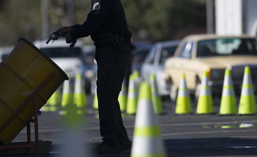 A policeman checks a reclaimed pistol in Los Angeles, the U.S., on Dec. 26, 2012. Los Angeles police reclaimed guns here on Wednesday in response to the Dec. 14 school massacre in Newtown, Connecticut. Locals who handed in their guns could get cash coupon in return. (Xinhua/Yang Lei) 