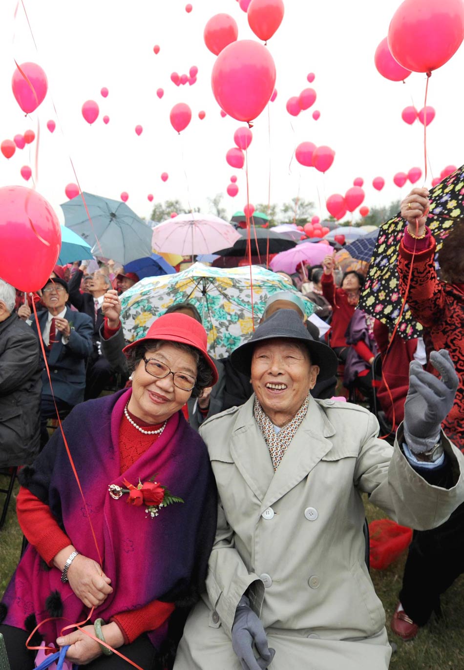 One hundred golden couples review their love journeys in Summer Palace, Beijing, Oct. 21, 2012. (Xinhua/Luo Xiaoguang)