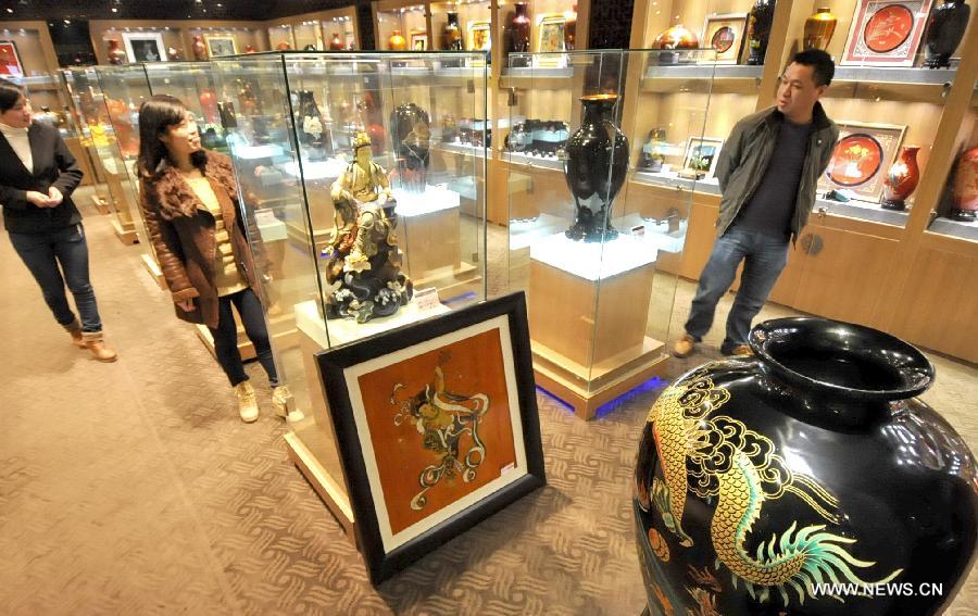 Visitors view exhibits at a bodiless lacquerware gallery in Fuzhou, capital of southeast China's Fujian Province, Dec. 26, 2012. (Xinhua/Lin Shanchuan)