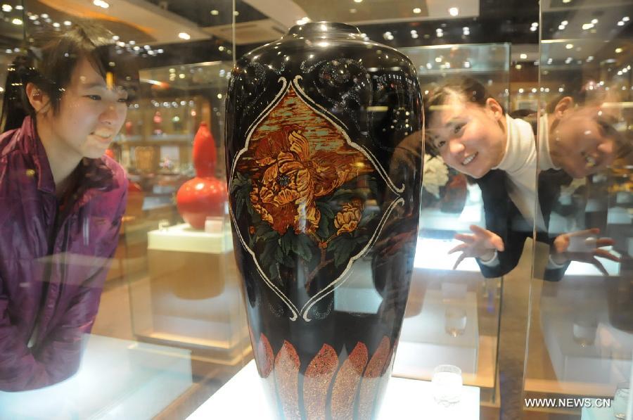 Visitors view an exhibit at a bodiless lacquerware gallery in Fuzhou, capital of southeast China's Fujian Province, Dec. 26, 2012. (Xinhua/Lin Shanchuan)