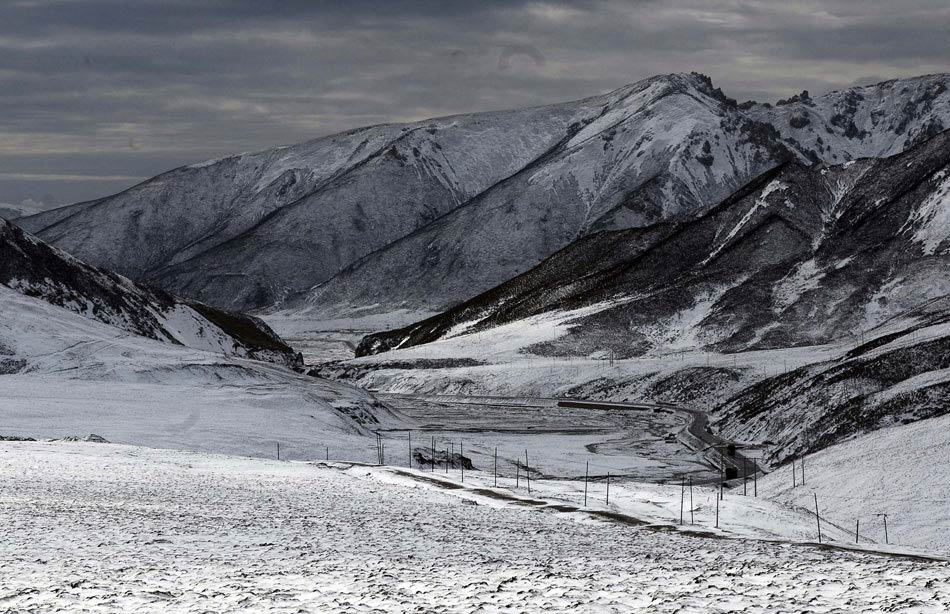 A section of a national road is blanketed by heavy snow in Haibei Tibetan Autonomous Prefecture, Qinghai province, China, on Sept.24. (Wang Bo/Xinhua) 