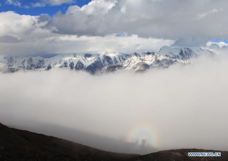 Photo taken on Oct. 22, 2010 shows a scenery of the Tiepi Mountain with an altitude of 3,800 meters, in Baoxing County of Ya'an, southwest China's Sichuan Province. (Xinhua/Guo Wenyao)