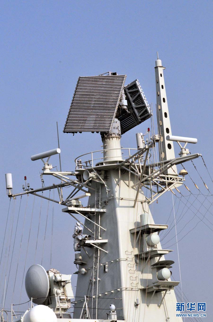 The "Guangzhou" guided missile destroyer under the South China Sea Fleet of the Navy of the Chinese People's Liberation Army (PLA) is open to the public on December 26, 2012. The photo features the scene of the main mast radar and electronic equipment. (Xinhua/An Chen)