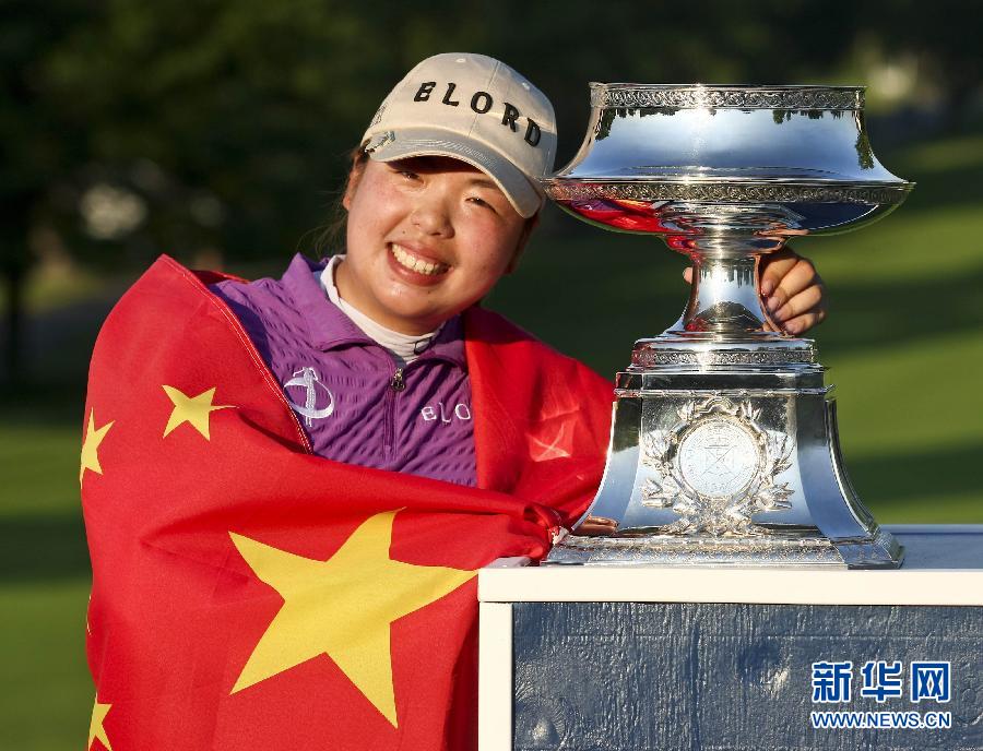 Feng Shanshan of China holds the trophy after winning the LPGA Golf Championship in Pittsford, New York, June 10, 2012.  (Xinhua)