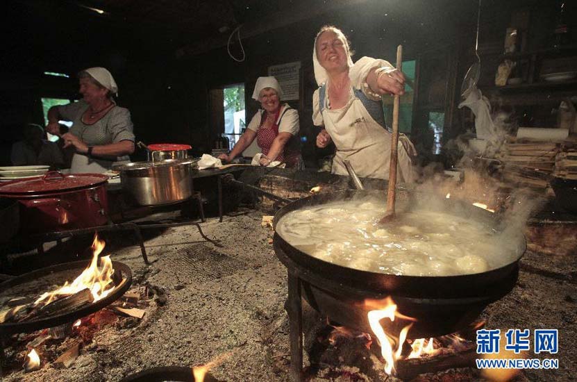 Women cook traditional food during “Antelope Hunting Day", a traditional celebration in a village of the Alps in Austria on Aug. 25, 2012.  (Xinhua/Reuters Photo)