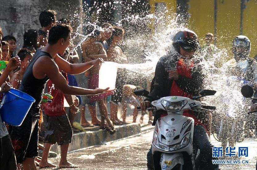 People splash water on each other to express the good wishes during “St John’s Day” on July 24, 2012. (Xinhua/AFP Photo)