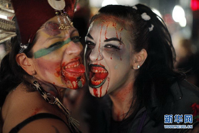 Two American girls dress up as zombies during Halloween in New York, U.S. on Oct. 20, 2012. (Xinhua/Reuters Photo). 