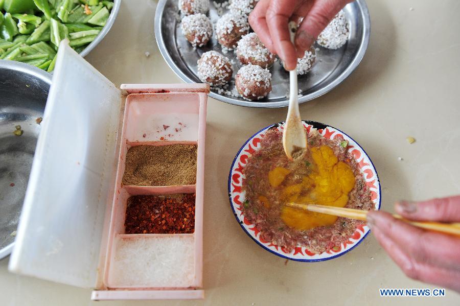 Su Lanhua, a woman of the Hui ethnic group, makes halal food in Xinglong Town of Xiji County, northwest China's Ningxia Hui Autonomous Region, Dec. 27, 2012. (Xinhua/Peng Zhaozhi)  