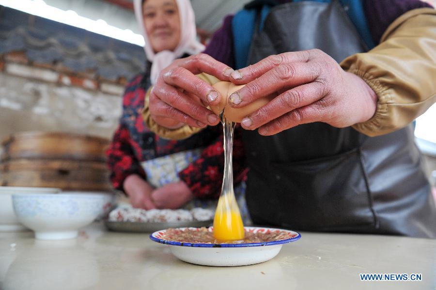 Su Lanhua, a woman of the Hui ethnic group, makes halal food in Xinglong Town of Xiji County, northwest China's Ningxia Hui Autonomous Region, Dec. 27, 2012. (Xinhua/Peng Zhaozhi) 