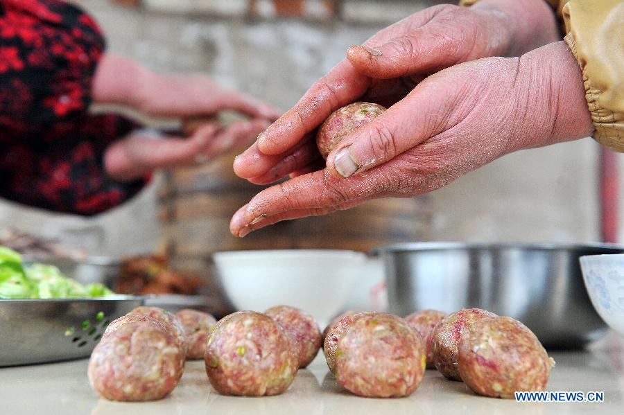 Su Lanhua, a woman of the Hui ethnic group, makes halal food in Xinglong Town of Xiji County, northwest China's Ningxia Hui Autonomous Region, Dec. 27, 2012. (Xinhua/Peng Zhaozhi)  