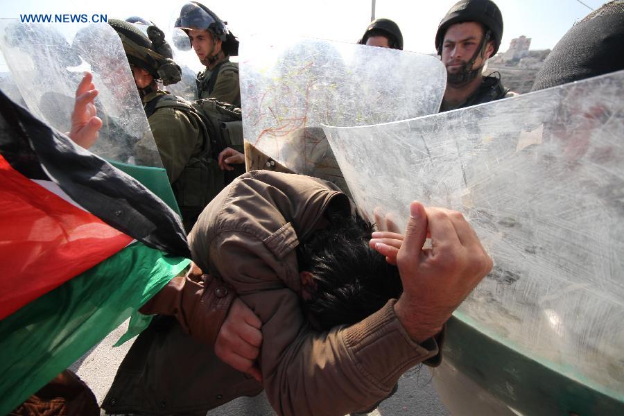 Palestinian protesters clash with Israeli soldiers during a demonstration against Israel's controversial separation barrier in the West Bank village of Al-Maasarah near Bethlehem, on Dec. 28, 2012. (Xinhua/Luay Sababa) 